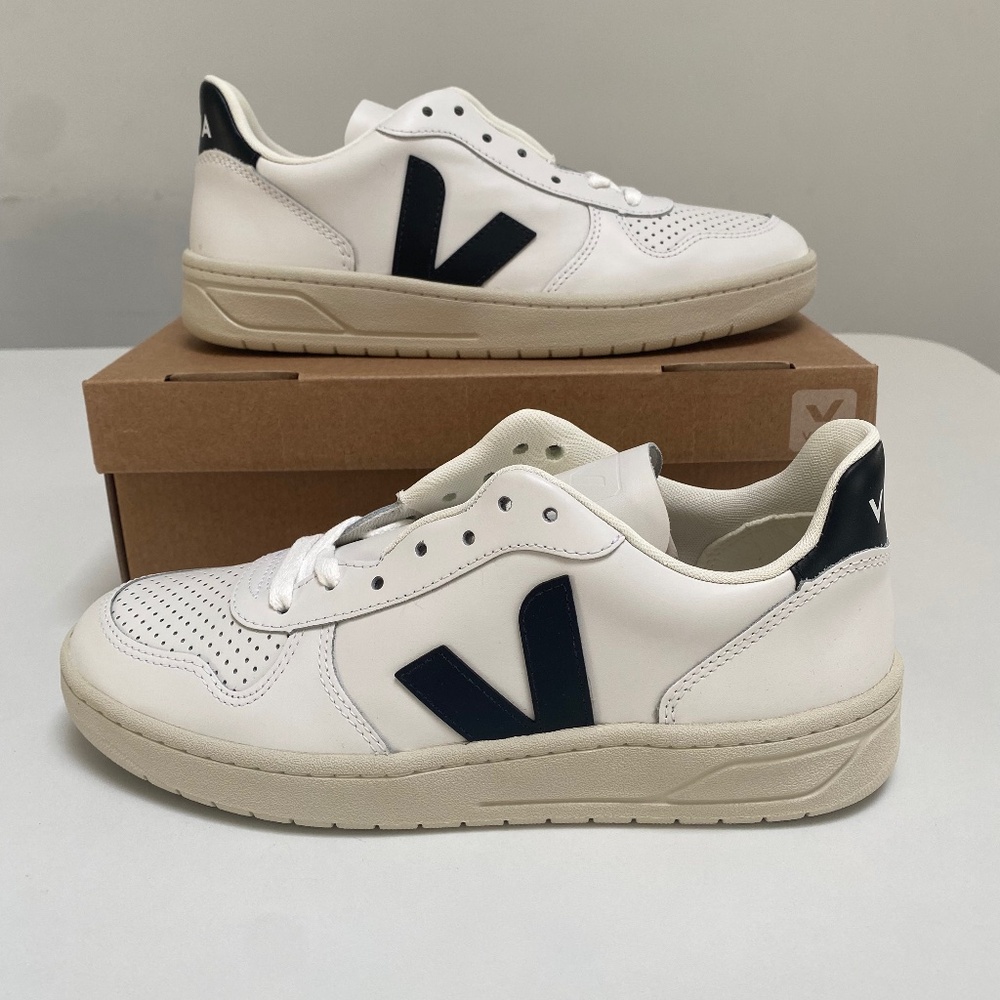 Veja V-10 Leather Sneaker in Extra White/Black sz 40EU/9US New in Box - Picture 3 of 8